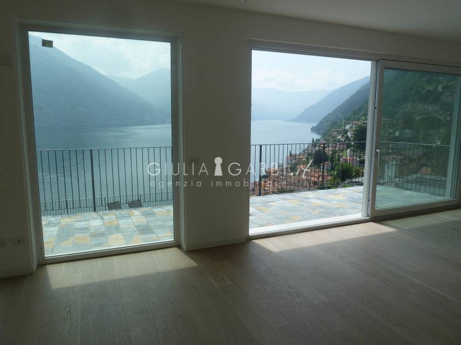 Lago como/argegno. ampio appartamento con terrazzo, vista lago e ... Terrazzo con piscina