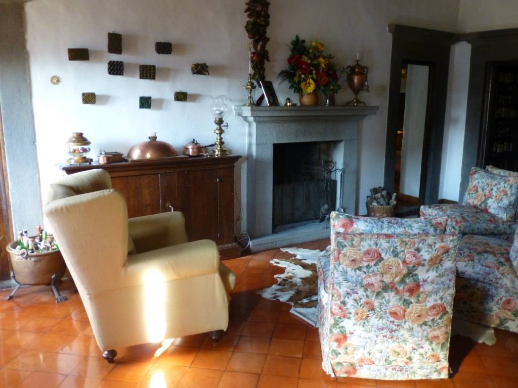 Toscana/chianti castellina, tenuta con casali, villa e azienda ... Saloni con caminetto
